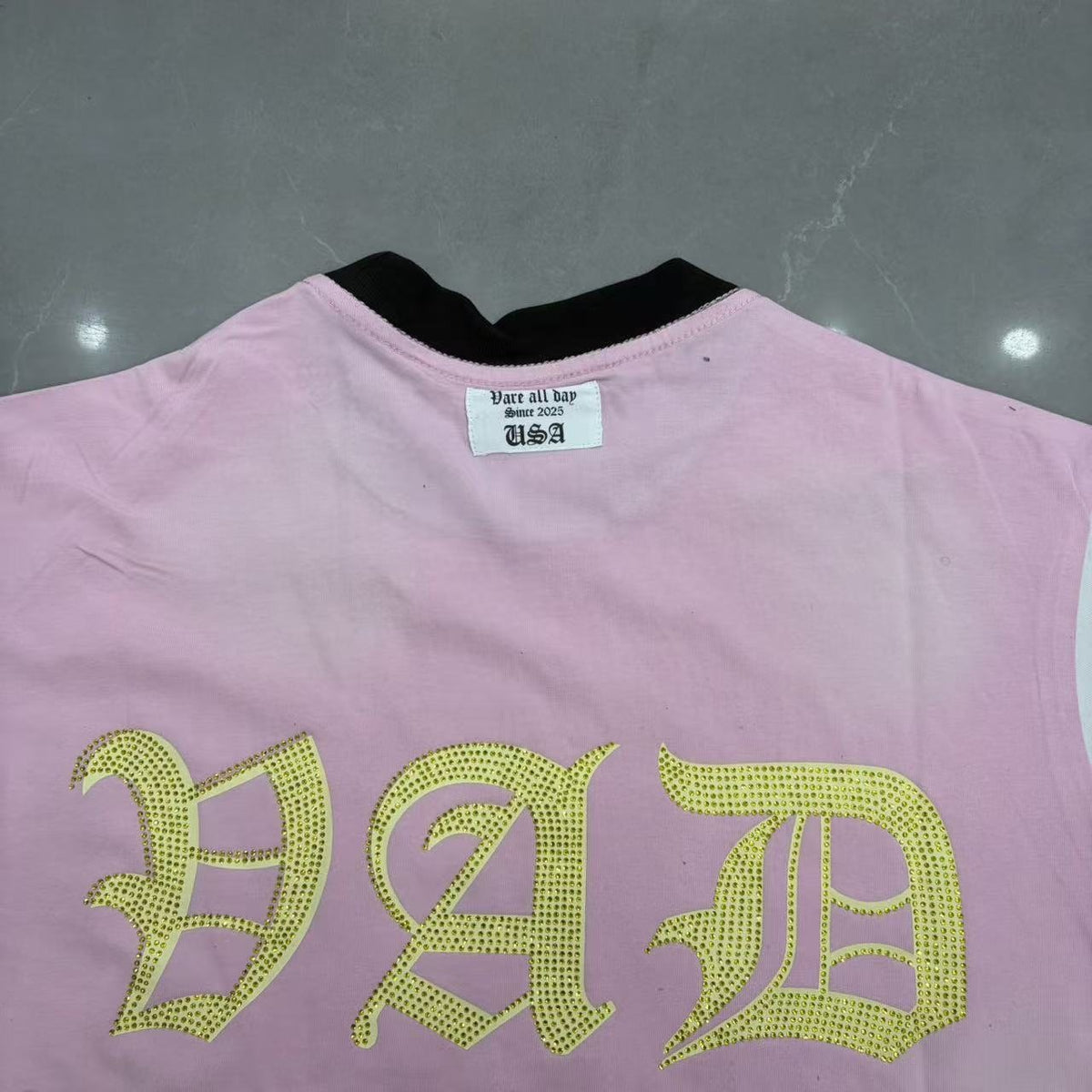VARE ALL DAY Pink Contrast-Sleeve Graphic T-Shirt — detail