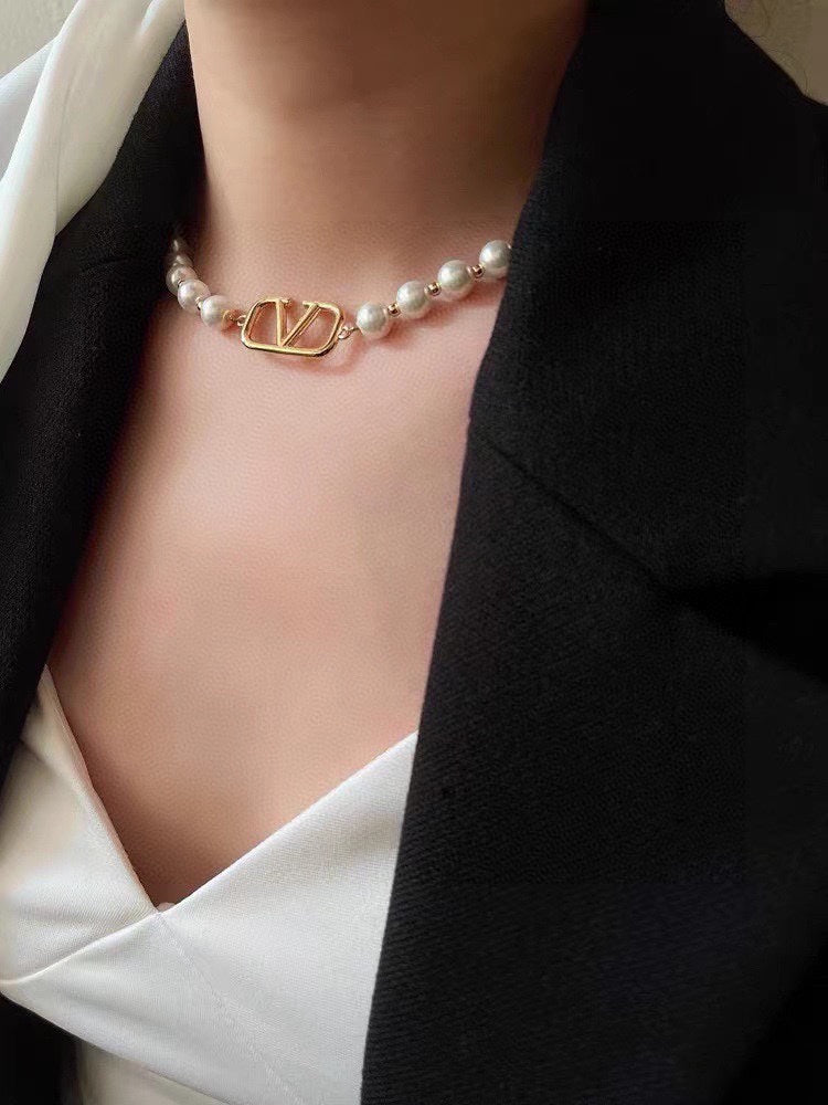 VLogo Pearls Choker 18K Gold Necklace