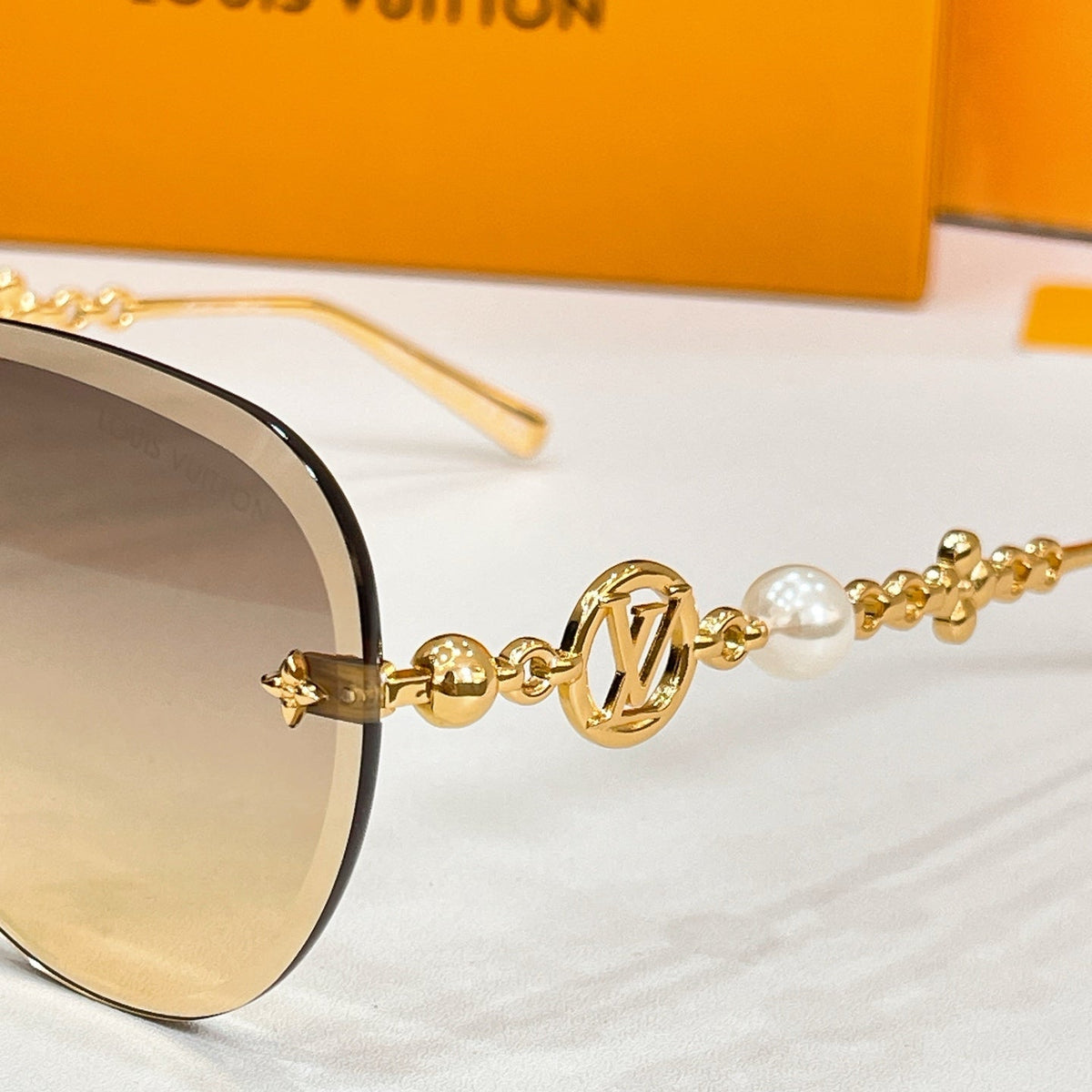 Louis Vuitton Z3318U Sunglasses - 64-14-145